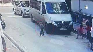 Esenyurt'ta korkunç kaza! Servis minibüsü 5 yaşındaki çocuğa çarptı, oyun oynarken aracın altında kaldı