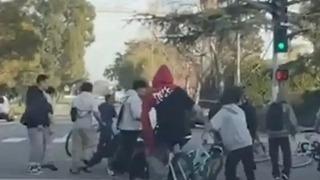 Tepkilere neden olan görüntüler! Sokak ortasında 30 kişilik bisikletli çete tekme tokat saldırdı