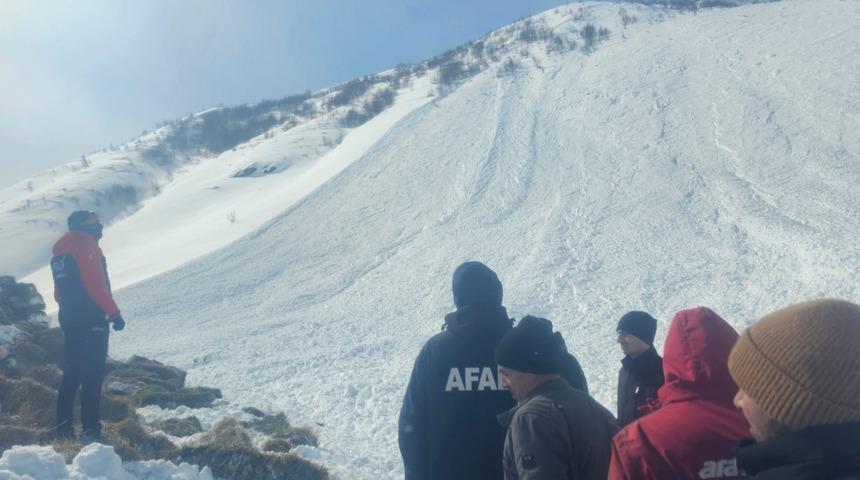 Ardahan'da çığ paniği: Evle ahırın üzerine düştü!