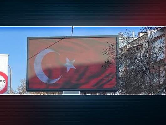 Türkiye teröristbaşı Öcalan'ın çağrısına kilitlenmişken Ankara'da ekranlara Türk bayrağı yansıtıldı