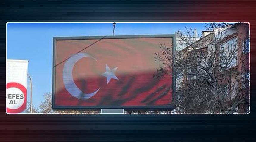 Türkiye teröristbaşı Öcalan'ın çağrısına kilitlenmişken Ankara'da ekranlara Türk bayrağı yansıtıldı
