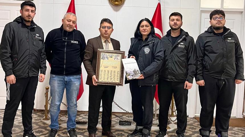 MAKE derneği üyeleri, Kahramanmaraş depremlerinin ikinci yıl dönümünde aldıkları teşekkür belgesini Marmaris Kaymakamı ile paylaştı
