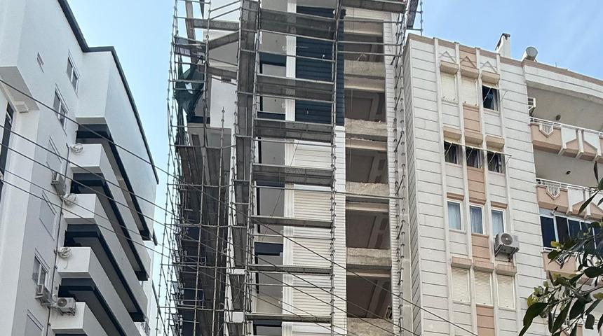 Antalya’da inşaatta feci olay! Mermer yapılacak alanı kontrol ederken 7’nci kattan merdiven boşluğuna düşerek hayatını kaybetti