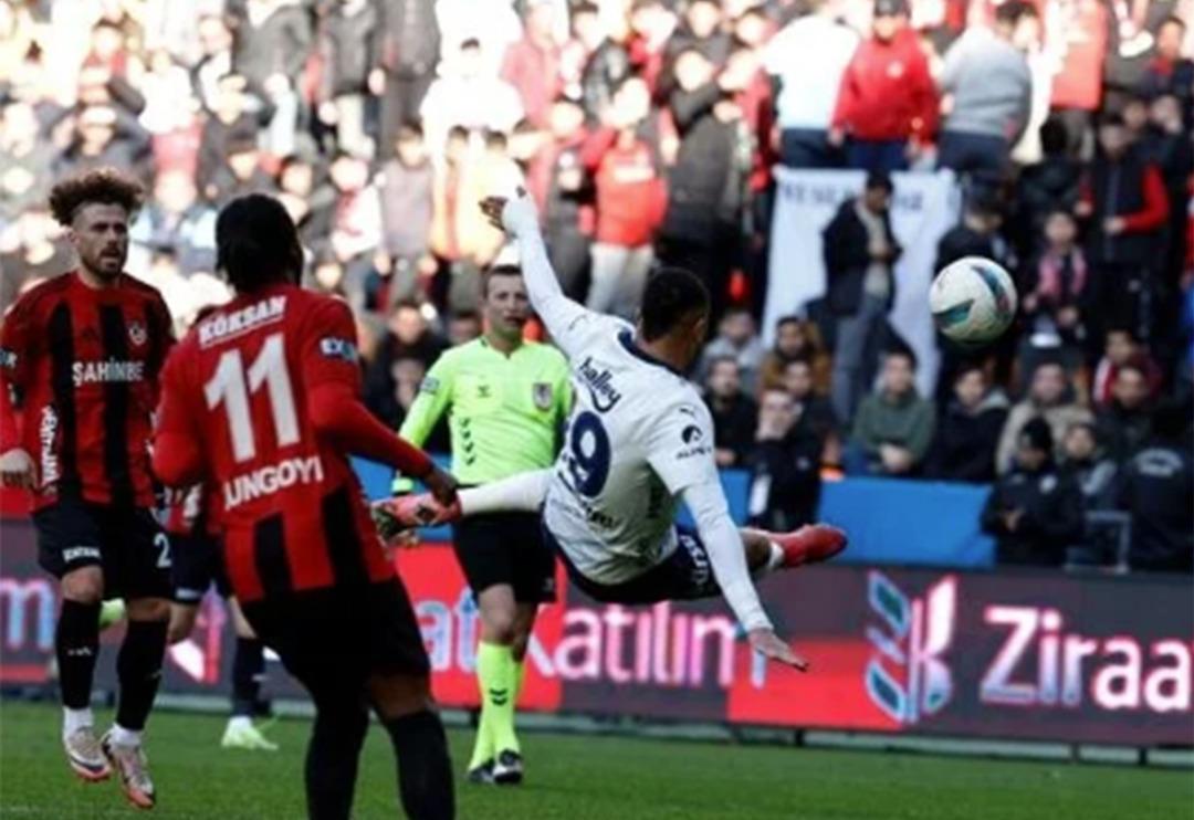 En Nesyri kupada da bildiğiniz gibi! Kariyer gol&uuml;n&uuml; attı, spiker bile şaştı: En Nesyri hava yolları! 