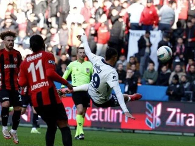 En Nesyri kupada da bildiğiniz gibi! Kariyer golünü attı, spiker bile şaştı: En Nesyri hava yolları! 