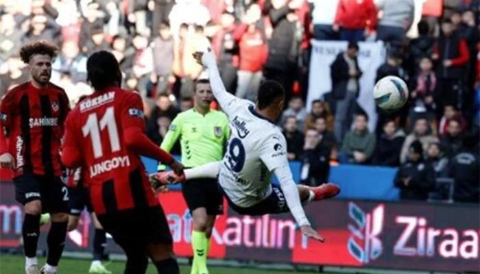 En-Nesyri kariyeri golünü attı! Spiker bile şaştı: En Nesyri hava yolları! 