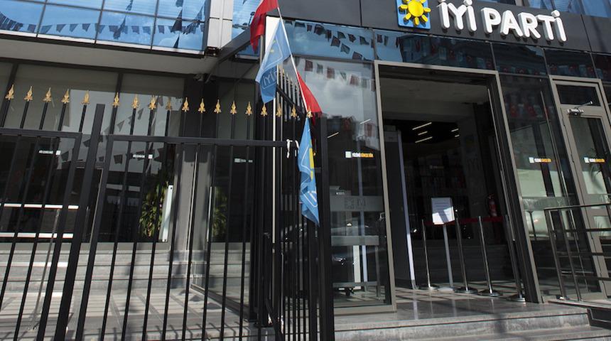 Teröristbaşı Öcalan'ın çağrısı okunurken, İYİ Parti'den dikkat çeken 'şehit' pankartı: "Unutmayacağız, unutturmayacağız"