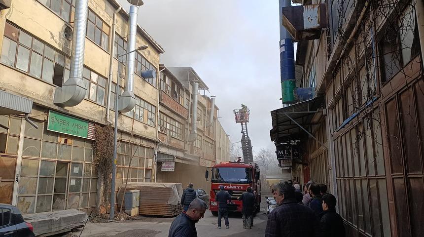 Bursa'da mobilya imalathanesinde yangın! 1 saatte söndürülebildi