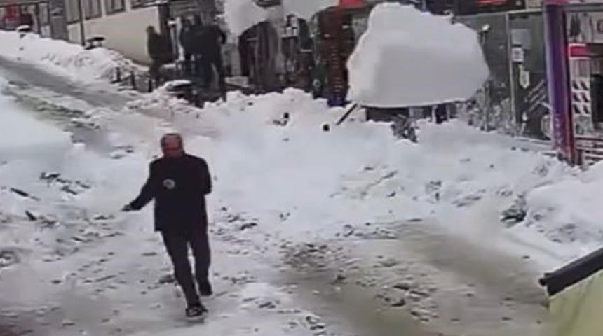 Artvin’de korku dolu anlar! Binanın çatısından düşen kar kütlesi faciaya ramak kala durdu