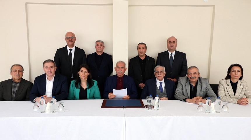 İmralı görüşmesinin fotoğrafında dikkat çeken ‘mikrofon’ detayı! Görüntüde yer alan diğer 3 kişi kim?