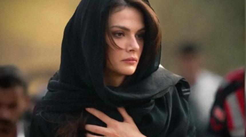 Uzak Şehir’in Alya'sı Sinem Ünsal galaya damga vurdu! Vücudunu saran elbisesiyle tam not aldı! ''Su gibi''