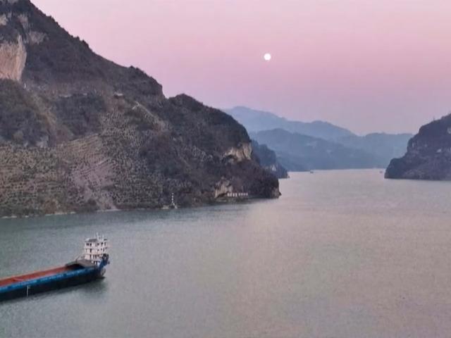 Gören köpek mi dağ mı anlamıyor... Çin'in Yangtze Nehri kıyısındaki oluşumu sosyal medyada viral oldu