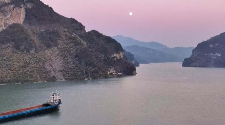 Gören köpek mi dağ mı anlamıyor... Çin'in Yangtze Nehri kıyısındaki oluşumu sosyal medyada viral oldu