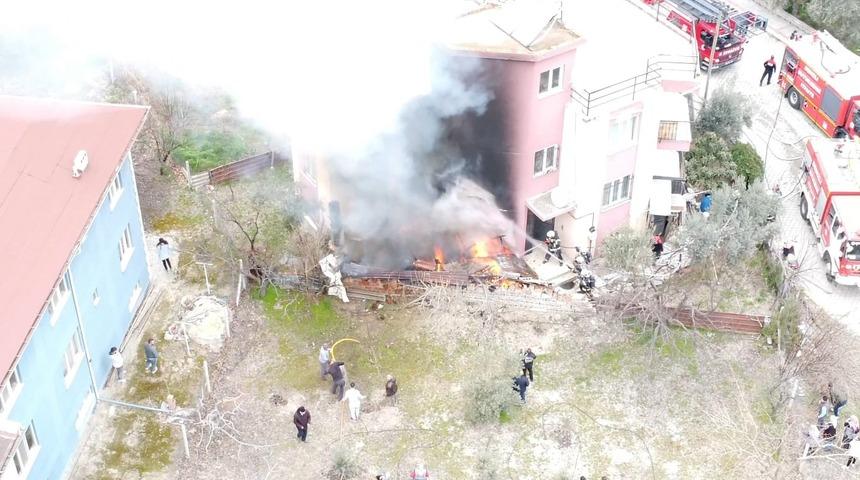 Apartmanın müştemilatında korkutan yangın! Dumanlar yükseldi, alevler panik yarattı