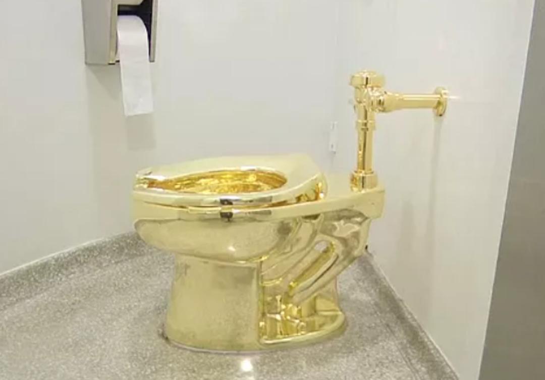 Sadece 5 dakika içinde çalınmıştı! Tam 98 kg ağırlığında... Mahkeme altın tuvaletin sigorta değerini açıkladı! 1