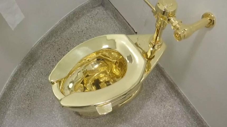 Sadece 5 dakika içinde çalınmıştı! Tam 98 kg ağırlığında... Mahkeme altın tuvaletin sigorta değerini açıkladı!