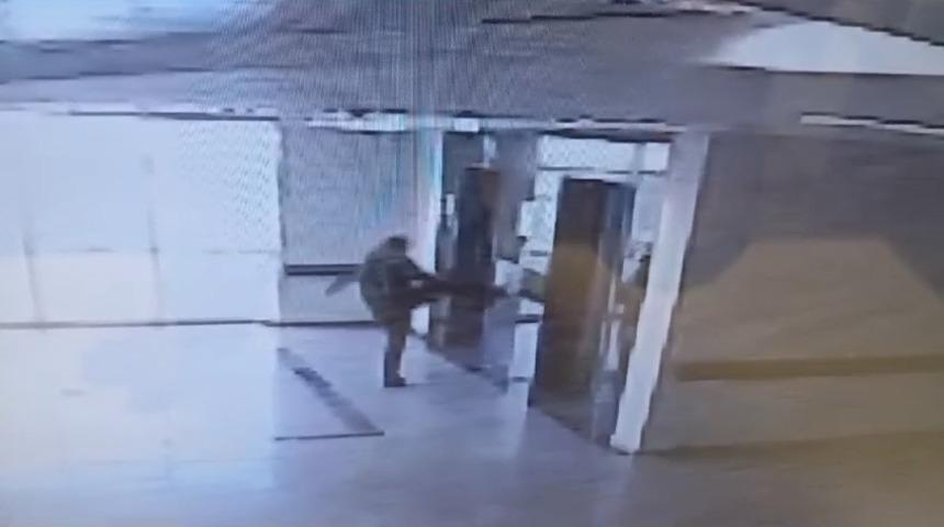 Hastanede akılalmaz görüntüler: Düğmeleri tekmeleyip durdu! Suç duyurusunda bulunuldu