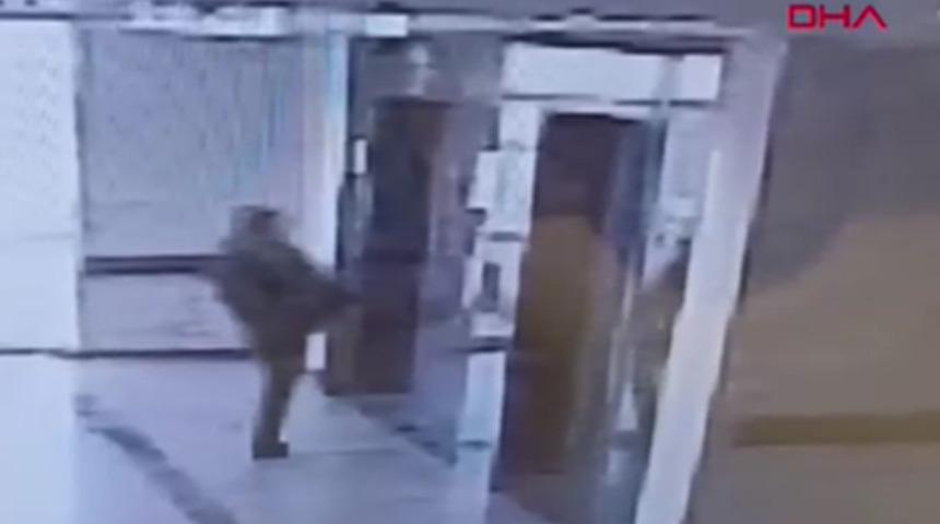 Hastane asansörüne tekme atıp, zarar verdi; o anlar kamerada!