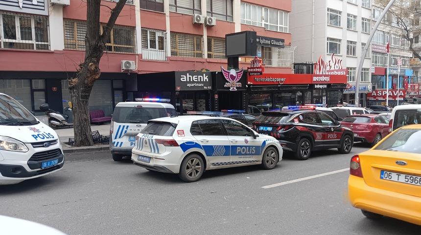 Arkadaşını bıçakladı, aşağı atladı! Ağır yaralandı