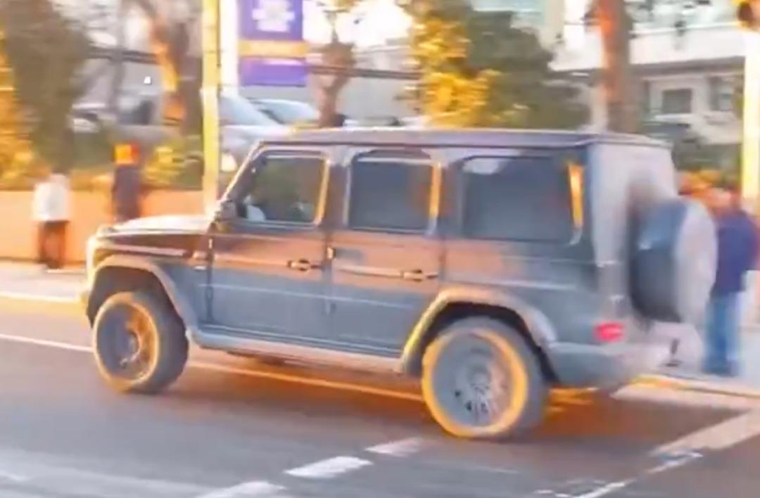 Trafiği hiçe sayan görüntüsü gündemdeydi! Mustafa Sandal dan  Cübbeli Ahmet in kızına gönderme 1