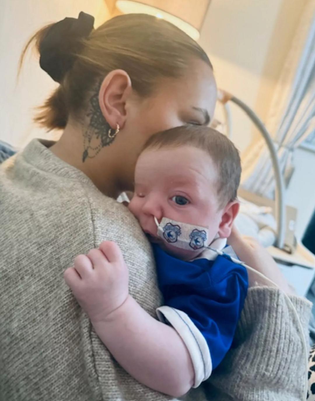 Çok nadir görülse de yaşandı... Yeni doğan bebek yanağında kulakla dünyaya geldi!  1