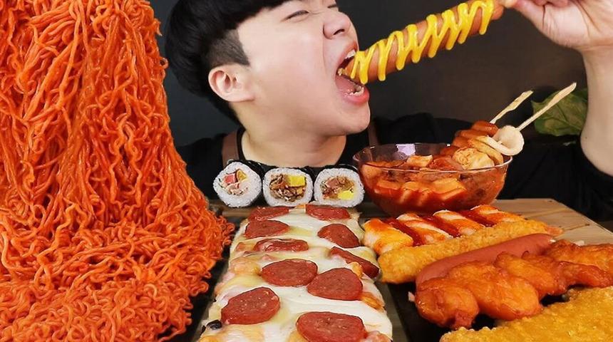 Yedirerek öldüren trend! Amacından şaştı: Mukbang çılgınlığı sosyal medyada obetize ve can kaybına sebep oldu