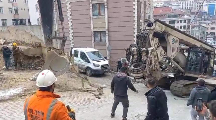 Kağıthane’de fore kazık makinesini çeken halat koptu: 1'i öğrenci 2 kişi yaralandığı kaza kamerada