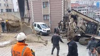 Kağıthane’de fore kazık makinesini çeken halat koptu: 1'i öğrenci 2 kişi yaralandığı kaza kamerada