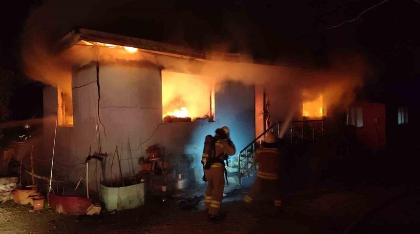 Dörtyol’da müstakil ev alevlere teslim oldu