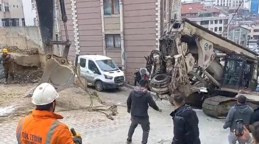 200 tonluk makine yokuş aşağı kaydı... Araçlara çarparak durdu