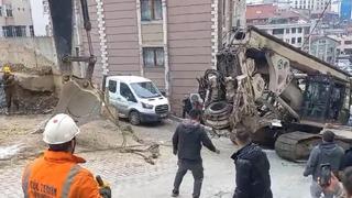 200 tonluk makine yokuş aşağı kaydı... Araçlara çarparak durdu