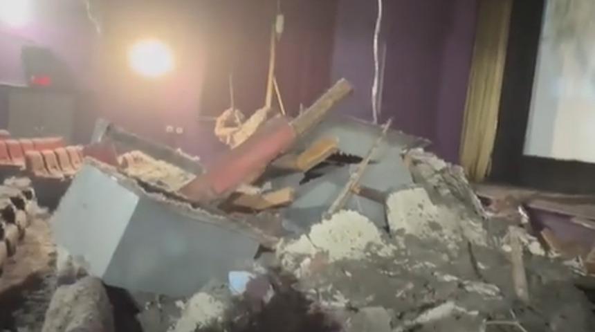 Sinema salonu kelimenin tam anlamıyla başlarına yıkıldı! Tavan çöktü, her yer demir ve beton oldu
