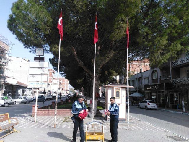 Gölmarmara’daki Türk bayrakları yenilendi