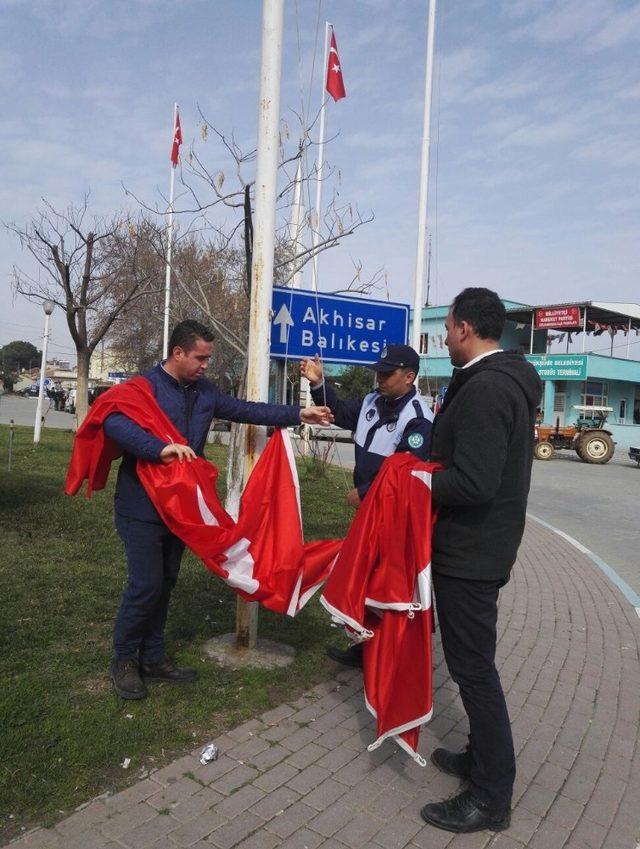 Gölmarmara’daki Türk bayrakları yenilendi