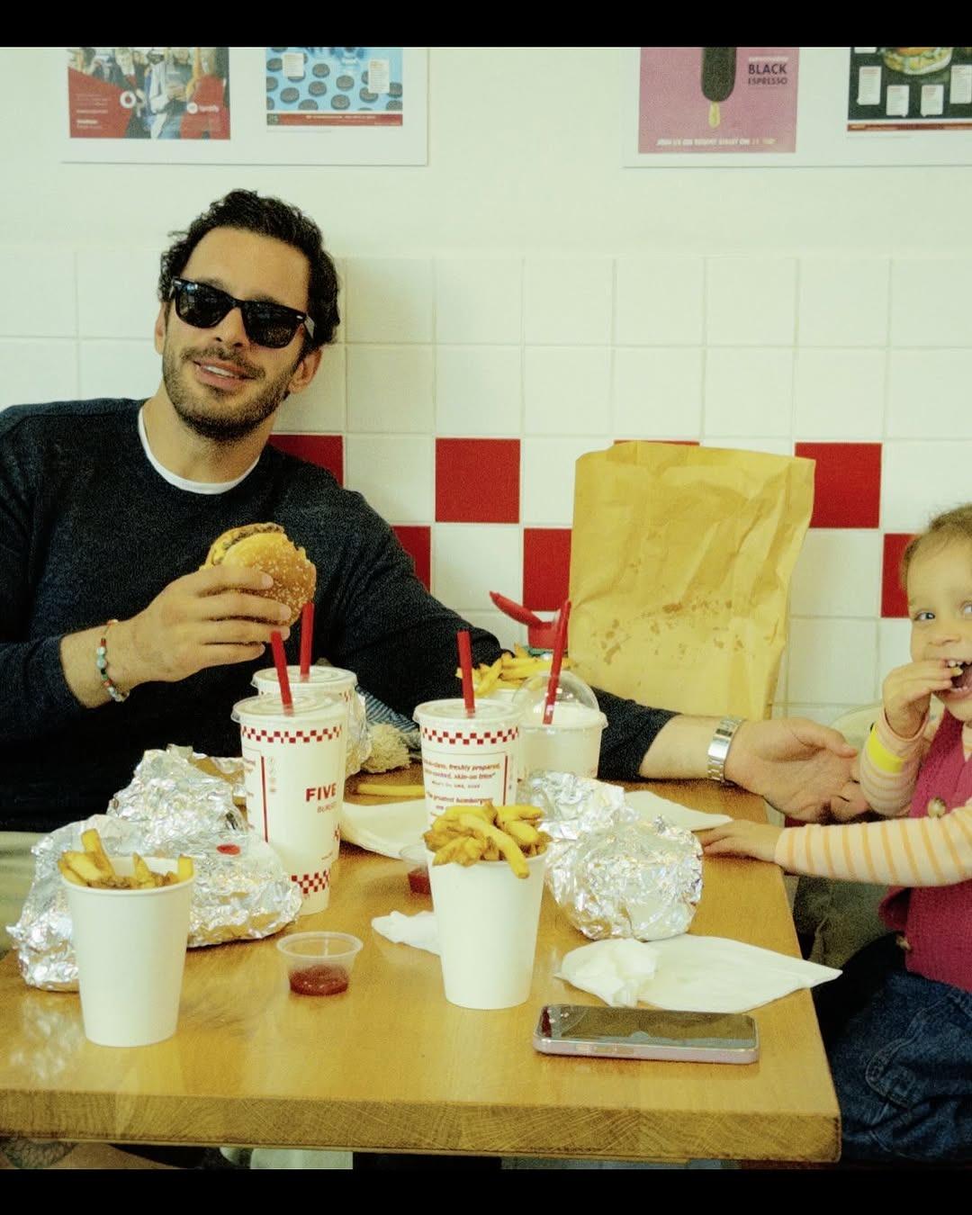 Oyuncu Barış Arduç kızıyla ilk paylaşımı yaptı! Yorum yağdı 1