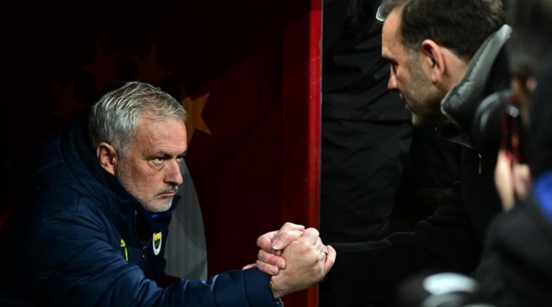 Okan Buruk, Jose Mourinho ya yaptığı hareket sonrası bin pişman oldu! 1