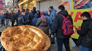 Gelenek bozulmadı! İstanbul'da Ramazan'ın ilk gününde pide kuyruğu