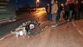  Bursa'da motosiklet otomobile çarptı: 3 yaralı