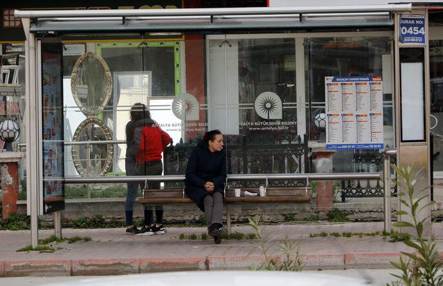 İş için Antalya'ya gelen Rus kadın otobüs durağında yaşıyor