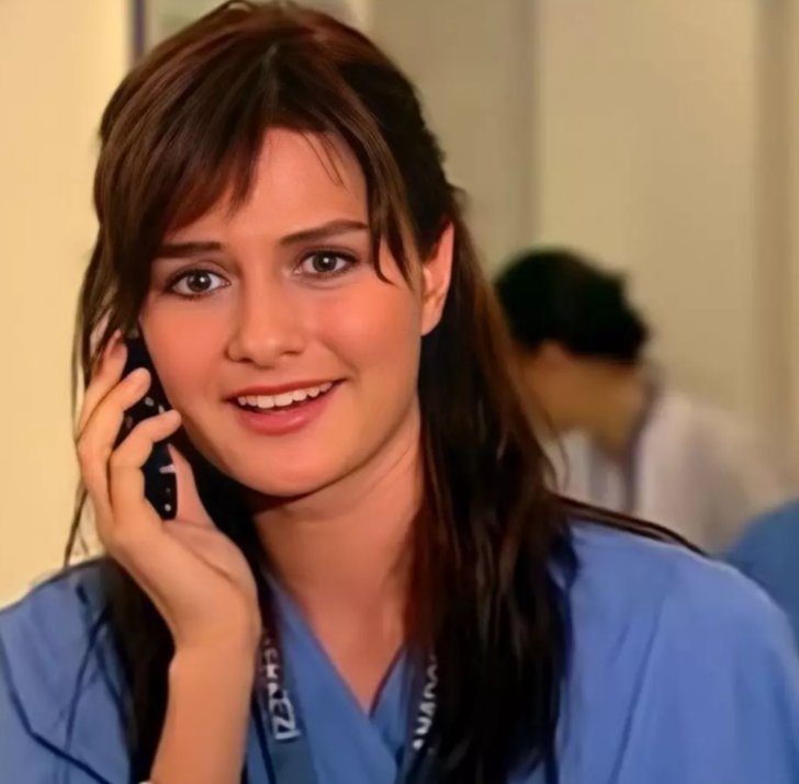 Yasemin Özilhan örgü mini eteğiyle poz verdi! Son haline yorum yağdı: Dolguyu biraz azaltsanız... G1