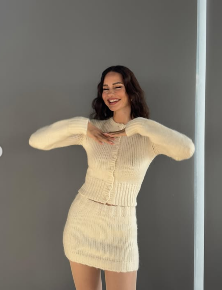 Yasemin Özilhan örgü mini eteğiyle poz verdi! Son haline yorum yağdı: Dolguyu biraz azaltsanız... G3