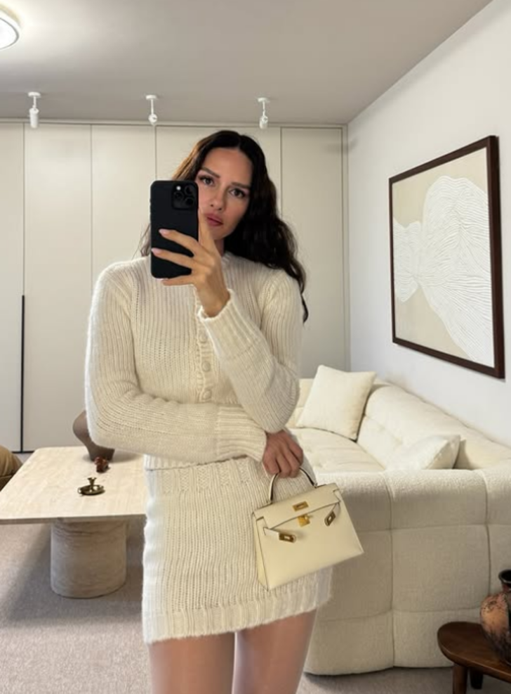 Yasemin Özilhan örgü mini eteğiyle poz verdi! Son haline yorum yağdı: Dolguyu biraz azaltsanız... G5