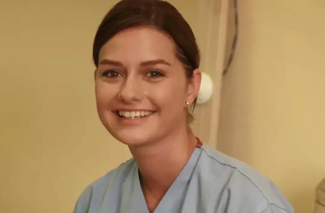 Yasemin &Ouml;zilhan &ouml;rg&uuml; mini eteğiyle poz verdi! Son haline yorum yağdı: Dolguyu biraz azaltsanız...