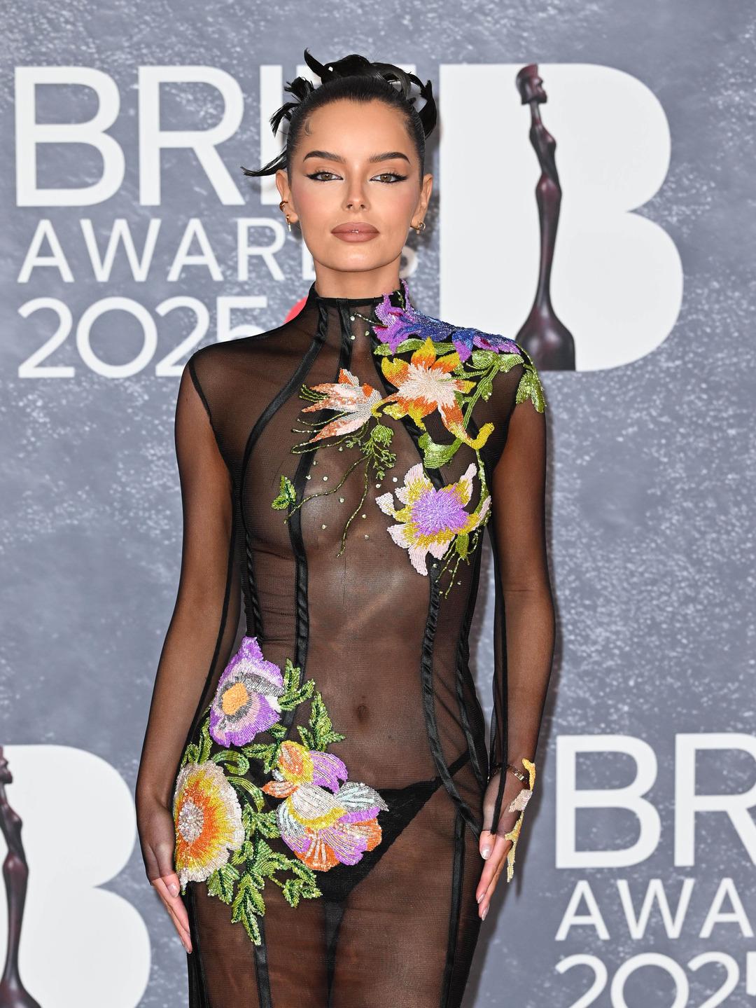 Maura Higgins BRIT Ödülleri için çok iddialıydı! Seçimiyle kırmızı halıya damga vurdu 1