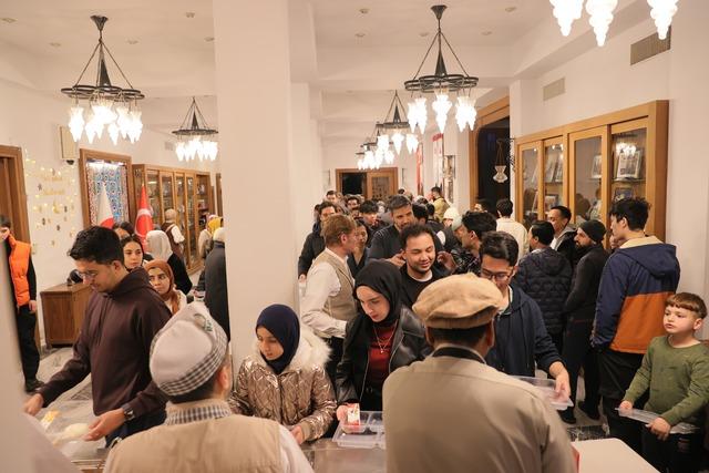Japonya'da ramazan heyecanı: İlk iftara ilgi yoğun oldu