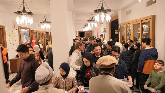 Japonya'da ramazan heyecanı: İlk iftara ilgi yoğun oldu