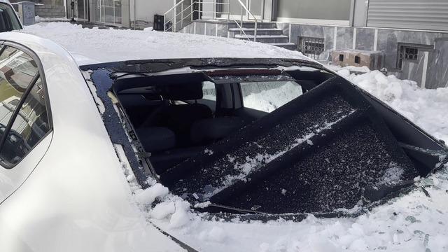 Çatılardan düşen kar ve buz kütleleri tehlike saçıyor