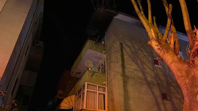 Kocaeli'de facianın eşiğinden dönüldü! 5 katlı binanın çatısında yangın çıktı, sahur vakti neredeyse bir aile yok oluyordu
