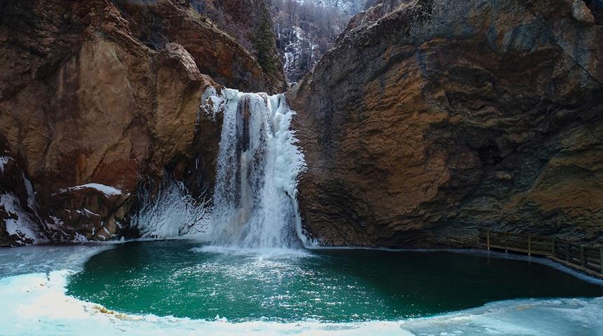 Konya'da Çetmi Şelalesi buz tuttu