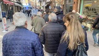 Metrelerce kuyruk oluştu! Dakikalarca beklediler... Esnafın yoğun mesaisi